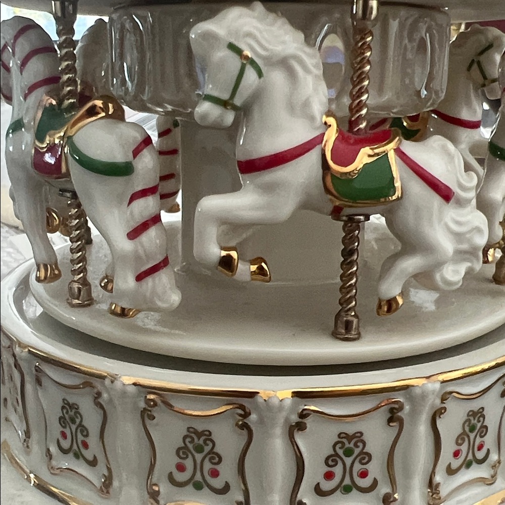 Lenox Mistletoe park. Musical Village Carousel. - Picture 4 of 7
